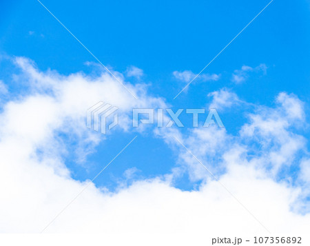 青空と白い雲の美しい夏空 107356892
