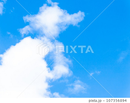 青空と白い雲の美しい夏空 107356894