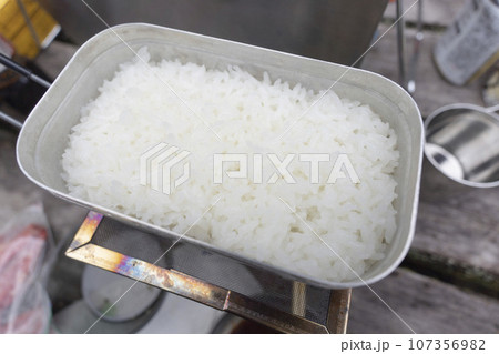 タイトル	メスティンで炊いた炊きたて白ご飯 107356982