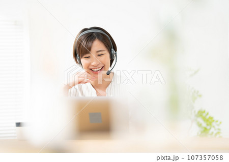 ビジネス　女性　ヘッドセット 107357058