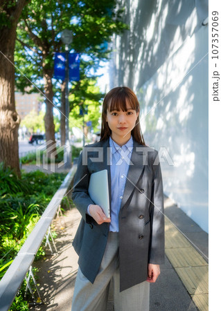 リモートワーク/オフィス外で仕事をする女性 107357069