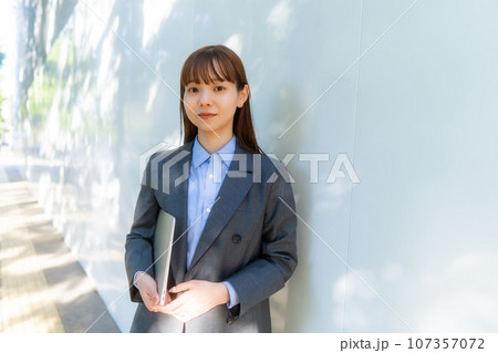 リモートワーク/オフィス外で仕事をする女性 リモートワーク/オフィス外で仕事をする女性 107357072