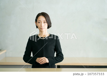 喪服を着た女性の写真 喪服を着た女性の写真 107357333