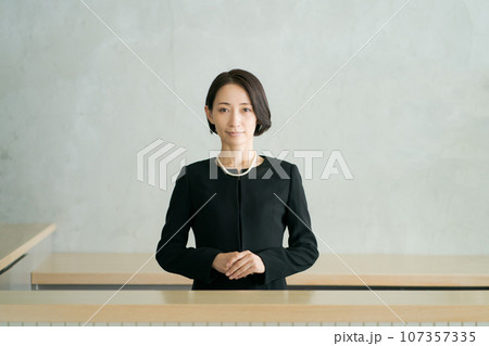 喪服を着た女性の写真 107357335