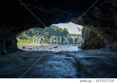 断崖絶壁の奇岩が有名な能登の観光名所巌門（がんもん）イメージ｜能登金剛｜石川県羽咋郡志賀町 107357728