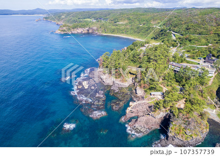 ドローン撮影｜断崖絶壁の奇岩の観光名所能登金剛の巌門（がんもん）イメージ｜石川県羽咋郡志賀町 107357739
