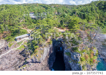 ドローン撮影|断崖絶壁の奇岩の観光名所能登金剛の巌門(がんもん)イメージ|石川県羽咋郡志賀町 ドローン撮影|断崖絶壁の奇岩の観光名所能登金剛の巌門(がんもん)イメージ|石川県羽咋郡志賀町 107357741