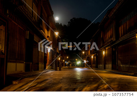ノスタルジックな町家が立ち並ぶひがし茶屋街に光り輝く月明り|金沢イメージ|石川県金沢市東山 ノスタルジックな町家が立ち並ぶひがし茶屋街に光り輝く月明り|金沢イメージ|石川県金沢市東山 107357754