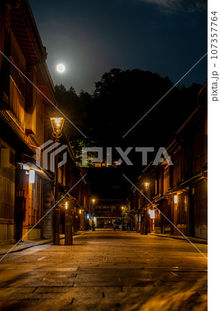 ノスタルジックな町家が立ち並ぶひがし茶屋街に光り輝く月明り|金沢イメージ|石川県金沢市東山 ノスタルジックな町家が立ち並ぶひがし茶屋街に光り輝く月明り|金沢イメージ|石川県金沢市東山 107357764