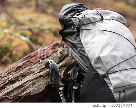 ULバックパックとトレッキングポール 107357774