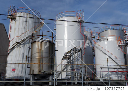 工業地帯のタンク 107357795
