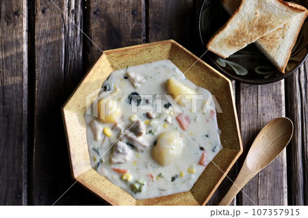 やちむんに盛り付けた具沢山のクリームシチューとトースト やちむんに盛り付けた具沢山のクリームシチューとトースト 107357915