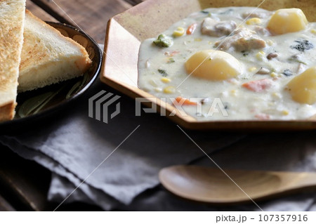 やちむんに盛り付けた具沢山のクリームシチューとトースト やちむんに盛り付けた具沢山のクリームシチューとトースト 107357916