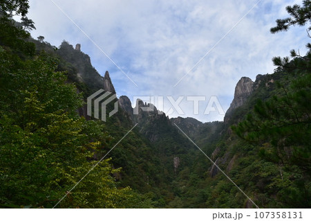 世界遺産 中国黄山 雲海と岩山のコントラスト 世界遺産 中国黄山 雲海と岩山のコントラスト 107358131
