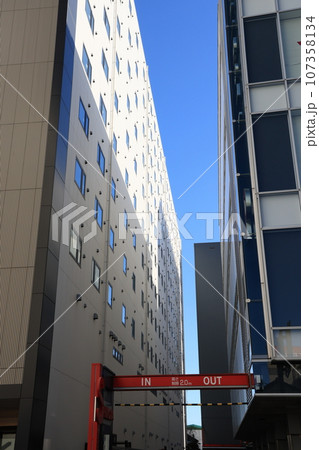 ビルに挟まれた駐車場出入口の風景 ビルに挟まれた駐車場出入口の風景 107358134