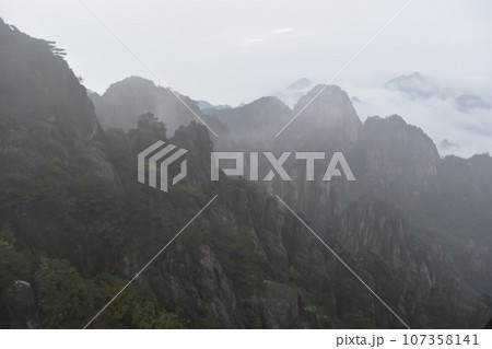 世界遺産 中国黄山 雲海と岩山のコントラスト 世界遺産 中国黄山 雲海と岩山のコントラスト 107358141