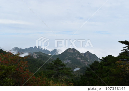 世界遺産 中国黄山 雲海と岩山のコントラスト 世界遺産 中国黄山 雲海と岩山のコントラスト 107358143