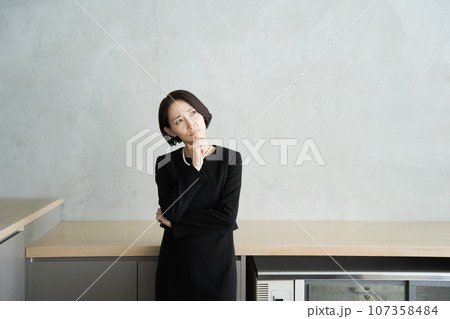 お葬式の悩みイメージ お葬式の悩みイメージ 107358484