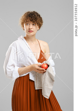 woman wiping an apple with a towel woman wiping an apple with a towel 107358912