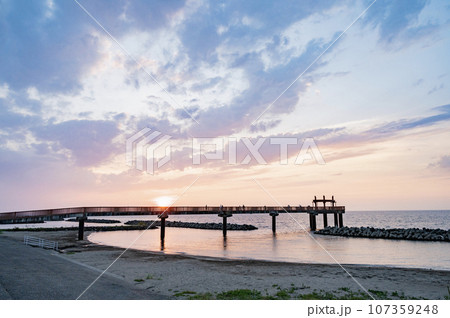 新潟　夕凪の橋 107359248