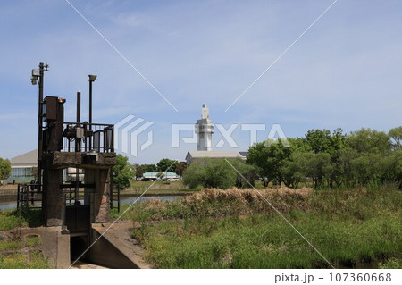 やすらぎ池越しに邑楽町役場と邑楽町シンボルタワー未来の見える風景 やすらぎ池越しに邑楽町役場と邑楽町シンボルタワー未来の見える風景 107360668