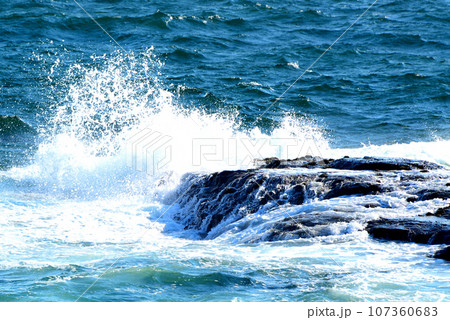 江の島 湘南大堤防 岩場に打ち付ける白波の風景 江の島 湘南大堤防 岩場に打ち付ける白波の風景 107360683