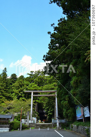群馬県前橋市三夜沢のパワースポット 赤城神社の大鳥居 群馬県前橋市三夜沢のパワースポット 赤城神社の大鳥居 107360697