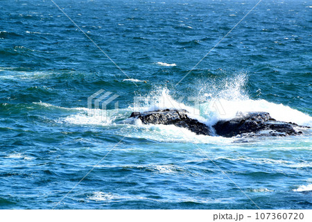江の島　湘南大堤防　岩場に打ち付ける白波の風景 107360720