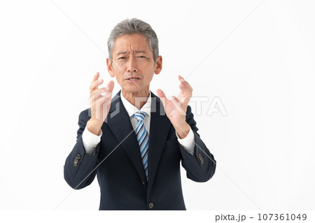 話をする男性　ビジネス 107361049