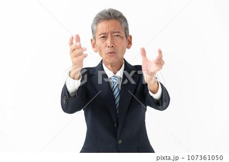 話をする男性　ビジネス 107361050