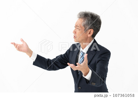 話をする男性　ビジネス 107361058