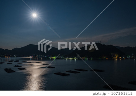 日本の岡山県備前市日生の片上湾に浮かぶ中秋の名月 日本の岡山県備前市日生の片上湾に浮かぶ中秋の名月 107361213