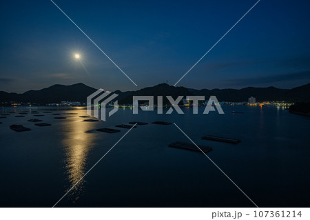 日本の岡山県備前市日生の片上湾に浮かぶ中秋の名月 日本の岡山県備前市日生の片上湾に浮かぶ中秋の名月 107361214
