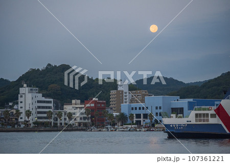 日本の岡山県備前市日生の片上湾に浮かぶ中秋の名月 日本の岡山県備前市日生の片上湾に浮かぶ中秋の名月 107361221