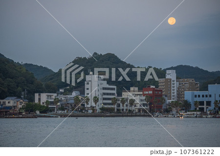 日本の岡山県備前市日生の片上湾に浮かぶ中秋の名月 日本の岡山県備前市日生の片上湾に浮かぶ中秋の名月 107361222