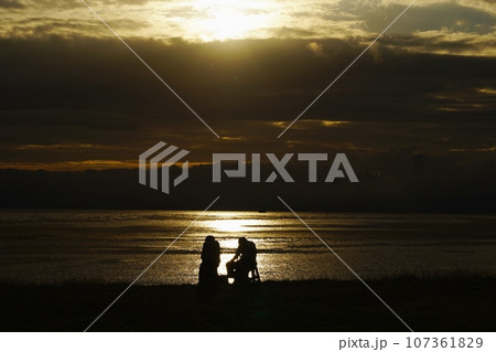 湖畔でくつろぐ年配の夫婦 湖畔でくつろぐ年配の夫婦 107361829