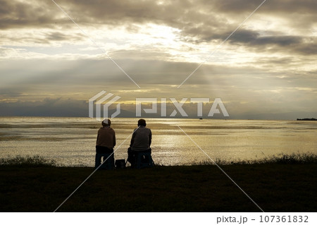 湖畔でくつろぐ年配の夫婦 湖畔でくつろぐ年配の夫婦 107361832