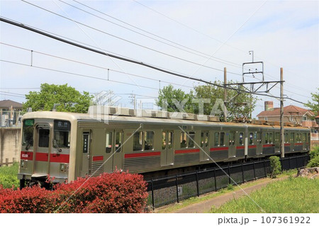 西小泉駅を出発した館林行きの東武小泉線の電車 107361922