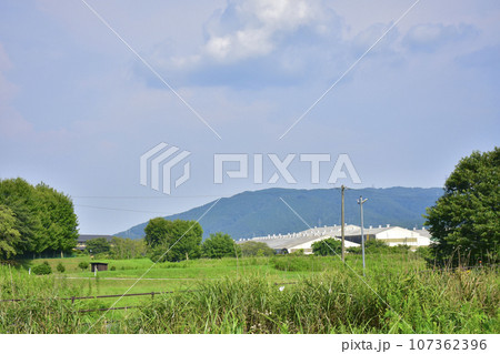 岐阜県関ヶ原町 関ヶ原古戦場開戦地から南宮山の風景 岐阜県関ヶ原町 関ヶ原古戦場開戦地から南宮山の風景 107362396