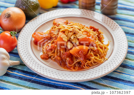 ガーリックトマトソースパスタ ガーリックトマトソースパスタ 107362397