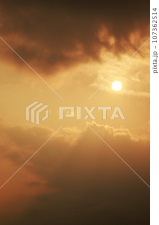 夕焼けの太陽 夕焼けの太陽 107362514