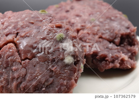 カビが生えたおはぎ カビが生えたおはぎ 107362579