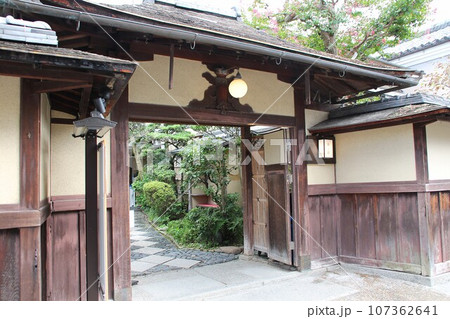 京都のまちなみ　祇園・東山　産寧坂(三年坂)　MACCHA HOUSE 抹茶館 京都清水産寧坂の門 107362641