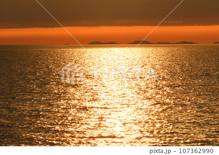 五島灘、角力灘、大角力の夕景 五島灘、角力灘、大角力の夕景 107362990