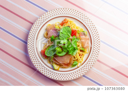 生ハムとアボカドのペペロンチーノパスタ 生ハムとアボカドのペペロンチーノパスタ 107363080
