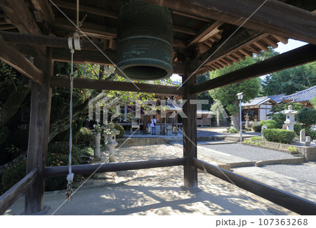 四国八十八箇所霊場第72番札所「曼荼羅寺」大師堂とお遍路さんを鐘楼越しに見る 四国八十八箇所霊場第72番札所「曼荼羅寺」大師堂とお遍路さんを鐘楼越しに見る 107363268