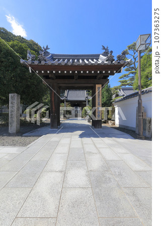四国八十八箇所霊場第74番札所「甲山寺」中門から本堂を見る 四国八十八箇所霊場第74番札所「甲山寺」中門から本堂を見る 107363275