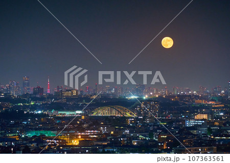 神奈川県川崎市多摩区(生田,登戸)、東京(狛江市,世田谷区)方面の月夜景 107363561