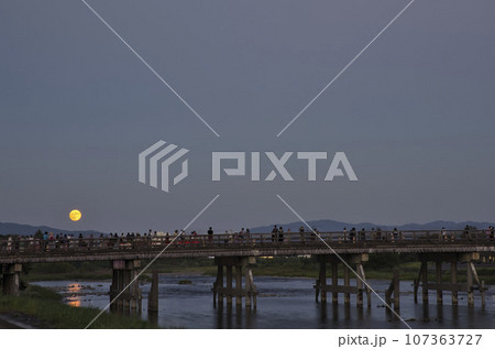 中秋の名月2023-9-29　渡月橋を渡る満月1 107363727