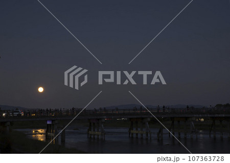 中秋の名月2023-9-29 渡月橋を渡る満月2 中秋の名月2023-9-29 渡月橋を渡る満月2 107363728